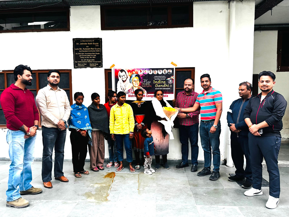 Youth Congress felicitates Poonam Rani, Director of Bal Niketan  